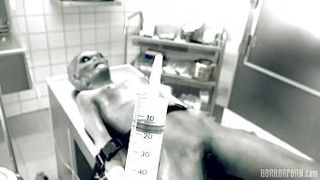 Учёный проводит сексуальные эксперименты над инопланетянкой и вставляет хуй ей в вагину