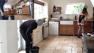 Мойщик окон трахнул на кухне сексапильную домохозяйку в блядском наряде