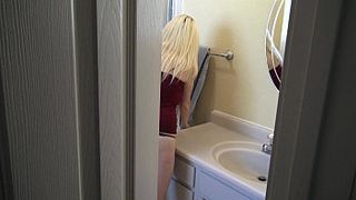Брат зашел в ванную к сестре и уговорил ее поебаться не смотря на инцест