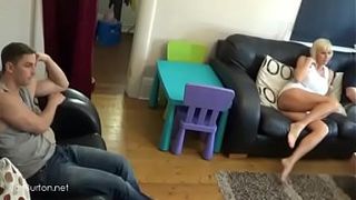 Мачеха дразнит своего пасынка и тайно показывает ему письку