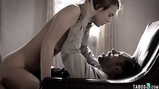 Мужик дал отсосать девушке и потом выебал ее у себя в кабинете