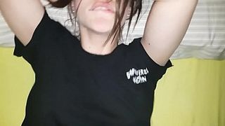 Раздрочил дырку подружки, что бы она обильно кончила сквиртом