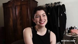 Коротко стриженая девушка на камеру доводит себя до оргазма лаская пальцами киску