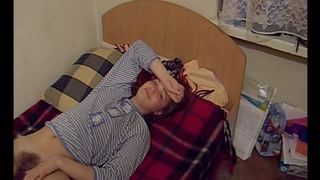 Волосатые студенты ублажают друг друга оральными ласками в общаге