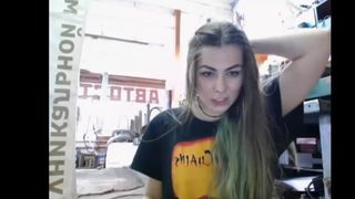 Длинноволосая лярва шалит на веб камеру и показывает прелести на работе