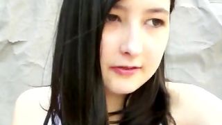 Телка с черными волосами дрочит расческой волосатую пизду у себя на даче