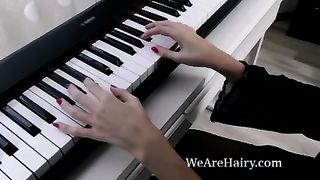 Пианистка отвлекается от инструмента только для мастурбации киски