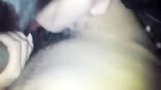 Черноволосая спутница делает кавалеру минет в домашней обстановке