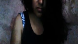 Девушка общается с парнем по скайпу и демонстрирует сиськи