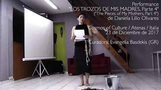 Девушка с волосатой пиздой раздевается догола во время спектакля