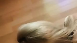 Блондинка в ошейнике позволяет снимать издевательства над собой на камеру