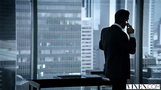 Начальник трахает подчиненную на рабочем столе в кабинете