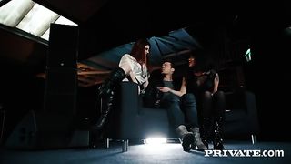 Поклонницы трахаются с музыкантом после концерта в клубе