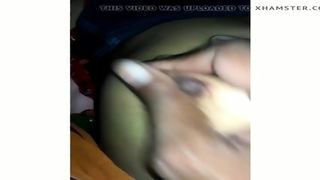 Парень трахает волосатую письку своей жены и снимает это крупным планом